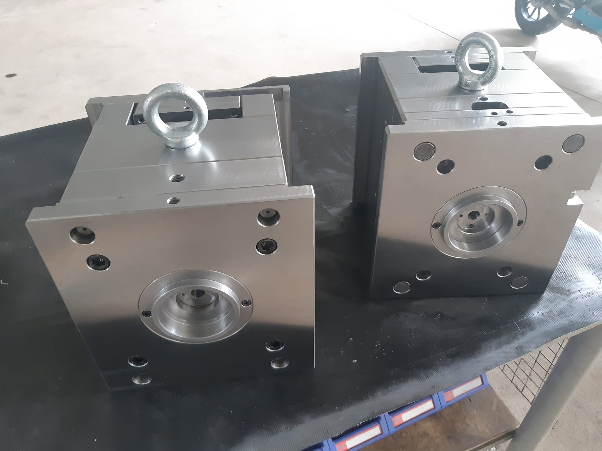Bộ khuôn ép nhựa hai tấm sau gia công CNC, bề mặt phay tinh sáng bóng, bạc cuống phun và vòng treo cẩu